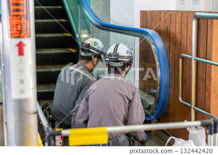 自動扶梯維護和檢查 自動扶梯維護和檢查 132442420