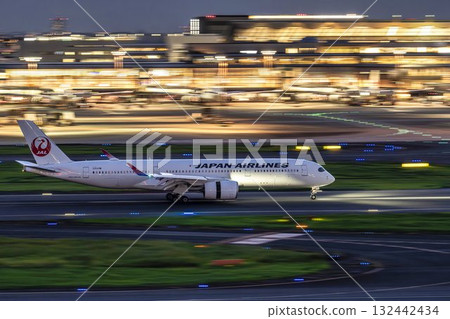 夜晚的羽田機場,飛機降落,東京大田區 夜晚的羽田機場,飛機降落,東京大田區 132442434