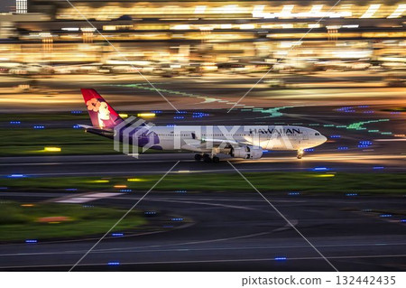 夜晚的羽田機場，飛機降落，東京大田區 132442435