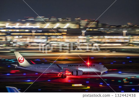 夜晚的羽田機場，飛機降落，東京大田區 132442438