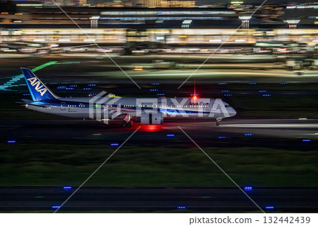夜晚的羽田機場,飛機降落,東京大田區 夜晚的羽田機場,飛機降落,東京大田區 132442439