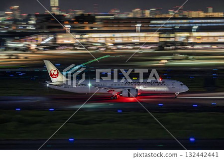 夜晚的羽田機場,飛機降落,東京大田區 夜晚的羽田機場,飛機降落,東京大田區 132442441