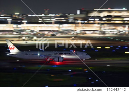 Haneda Airport at night, landing plane, Ota Ward, Tokyo Haneda Airport at night, landing plane, Ota Ward, Tokyo 132442442