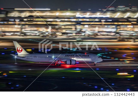 夜晚的羽田機場，飛機降落，東京大田區 132442443