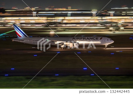 Haneda Airport at night, landing plane, Ota Ward, Tokyo Haneda Airport at night, landing plane, Ota Ward, Tokyo 132442445