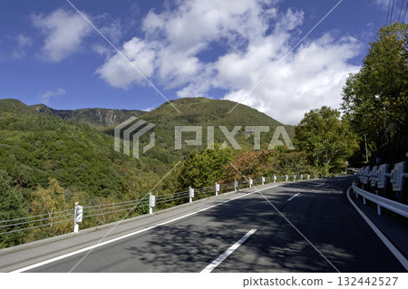 初秋時節，從萬座公路仰望草津白根山方向的山脈 132442527