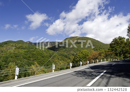 初秋時節，從萬座公路仰望草津白根山方向的山脈 132442528