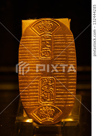展示江戶時代的金幣 展示江戶時代的金幣 132444285