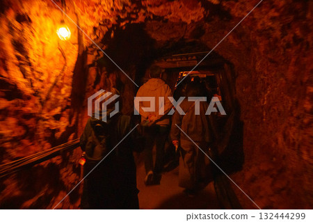 一個人走過昏暗的礦坑隧道 132444299