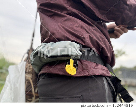 穿著腰部包裹式（腰型）救生衣 132444819