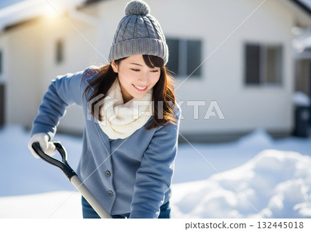 一位微笑的女人在家門前鏟雪 一位微笑的女人在家門前鏟雪 132445018