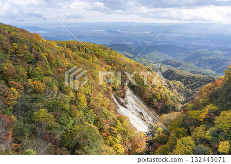 Autumn in Bandai-Azuma Skyline: Autumn leaves and mountain ranges seen from Fudosawa Bridge, Fukushima City, Fukushima Prefecture 132445071