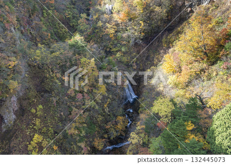 磐梯吾妻天際線的秋天:從福島縣福島市不動澤橋眺望的紅葉與山脈 磐梯吾妻天際線的秋天:從福島縣福島市不動澤橋眺望的紅葉與山脈 132445073