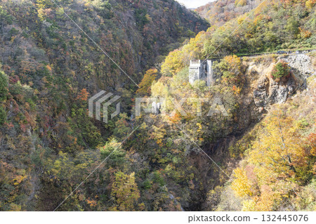 Autumn in Bandai-Azuma Skyline: Autumn leaves and mountain ranges seen from Fudosawa Bridge, Fukushima City, Fukushima Prefecture 132445076