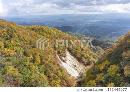 Autumn in Bandai-Azuma Skyline: Autumn leaves and mountain ranges seen from Fudosawa Bridge, Fukushima City, Fukushima Prefecture Autumn in Bandai-Azuma Skyline: Autumn leaves and mountain ranges seen from Fudosawa Bridge, Fukushima City, Fukushima Prefecture 132445077