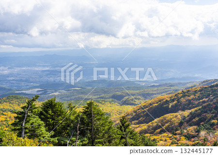 福島縣福島市磐梯吾妻天際線的秋葉 福島縣福島市磐梯吾妻天際線的秋葉 132445177