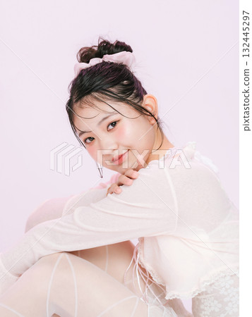 時尚的年輕女子肖像 132445297