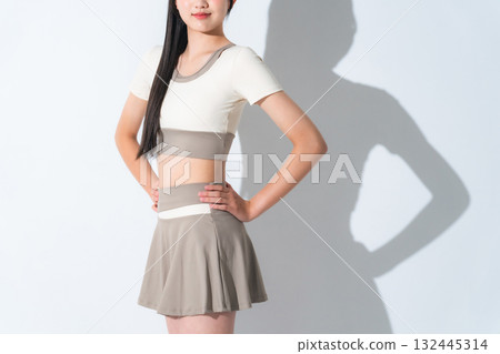 透過健身塑造完美身材的女性 透過健身塑造完美身材的女性 132445314