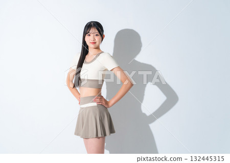 穿著運動服的女人 穿著運動服的女人 132445315