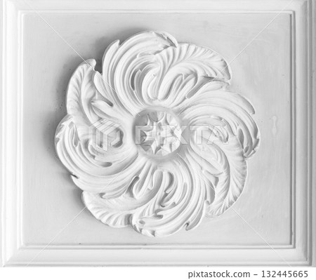 Round white stucco plafond decoration placed in rectangle frame 132445665