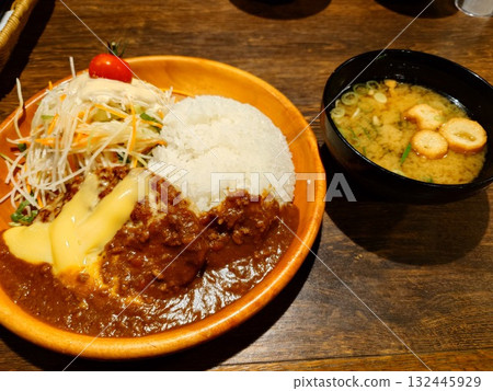 起司咖哩漢堡（大份米飯和沙拉） 132445929