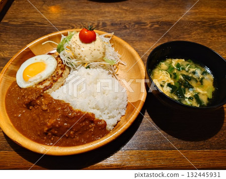 雞蛋咖哩漢堡（大份米飯和沙拉） 132445931