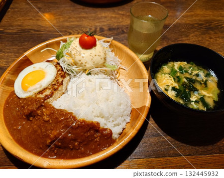 雞蛋咖哩漢堡（含米飯、大份沙拉、杯子） 132445932