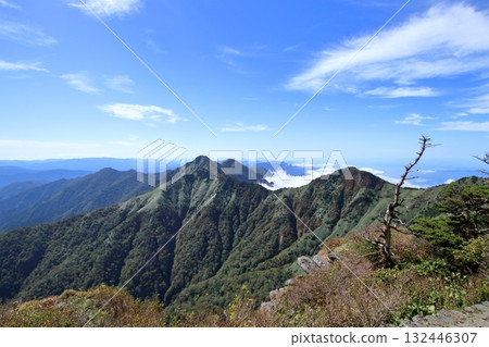 石鎚山：彌山至二森山脊線的景色（愛媛縣，日本百座名山之一） 132446307