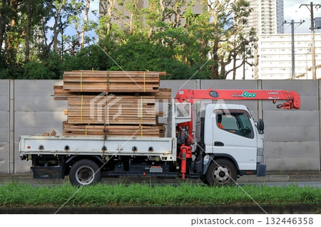 運輸模板材料的卡車 運輸模板材料的卡車 132446358