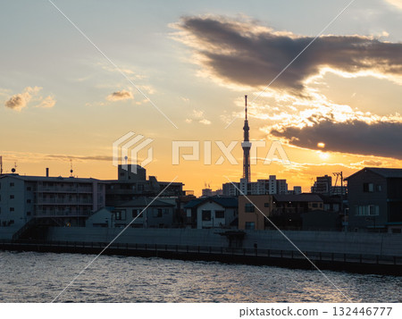 黃昏時的市中心(葛飾區立石)和東京晴空塔 黃昏時的市中心(葛飾區立石)和東京晴空塔 132446777