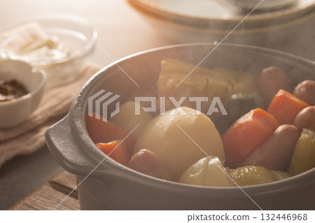 一鍋熱氣騰騰的蔬菜燉肉 132446968