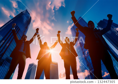商人勝利姿勢與城市景觀 商人勝利姿勢與城市景觀 132447305
