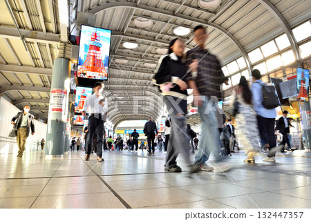 走在品川站港南出口大廳的人們 132447357