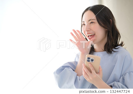 一名日本女性用智慧型手機打電話 132447724