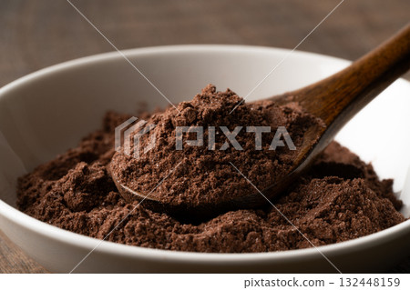 小盤子上湯匙裡的可可粉和糖的特寫 132448159