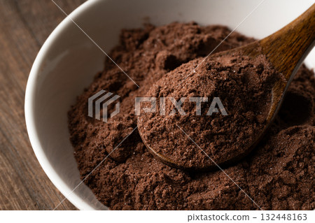 小盤子上湯匙裡的可可粉和糖的特寫 132448163