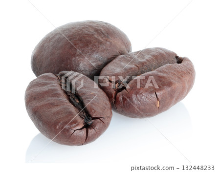 Roasted Coffee Beans in full focus, isolated on transparent background 132448233