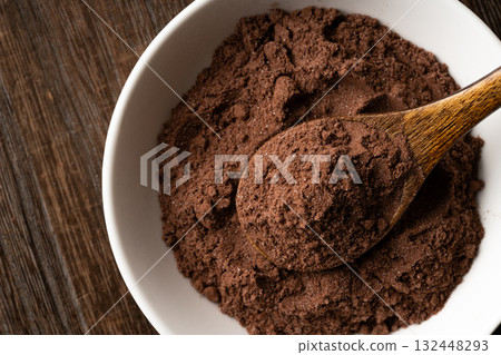 小盤子上湯匙裡的可可粉和糖的特寫 132448293
