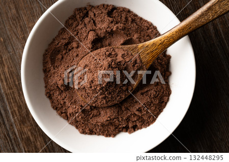 小盤子上湯匙裡的可可粉和糖的特寫 小盤子上湯匙裡的可可粉和糖的特寫 132448295