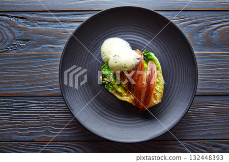 Cantabrian anchovies with endive vinaigrette 132448393