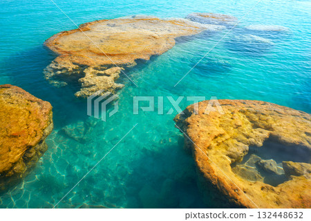 Stromatolites in Bacalar Lagoon of Mexico 132448632