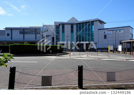 In front of the station on a sunny day (Meitetsu Kashiwamori Station) 132449186