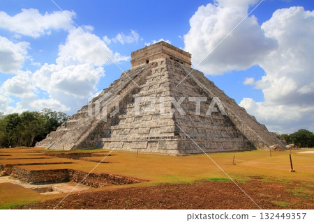 Chichen Itza Kukulcan Mayan Pyramid El Castillo 132449357