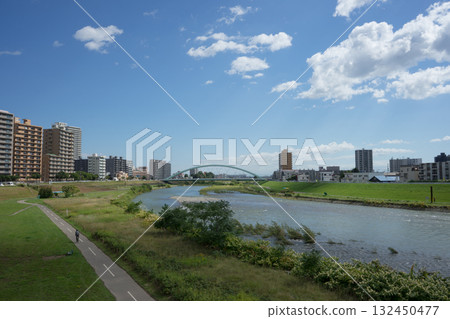 河畔雲霧繚繞的風景 河畔雲霧繚繞的風景 132450477