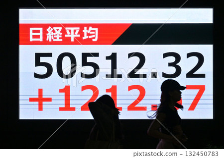 Nikkei average stock price exceeds 50,000 yen 132450783