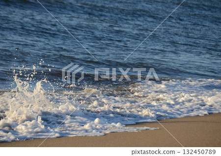 黃昏時分,海面上波光粼粼,平靜的水面沐浴在柔和的光線中 黃昏時分,海面上波光粼粼,平靜的水面沐浴在柔和的光線中 132450789