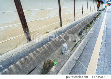 京都市一條小路的牆下排列著池津石 132450908