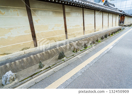 京都市一條小路的牆下排列著池津石 京都市一條小路的牆下排列著池津石 132450909