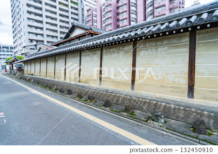 京都市一條小路的牆下排列著池津石 京都市一條小路的牆下排列著池津石 132450910