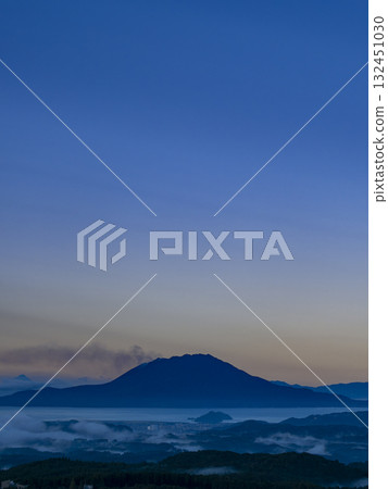 A fantastic view of the Kirishima Mountains and Sakurajima before dawn A fantastic view of the Kirishima Mountains and Sakurajima before dawn 132451030
